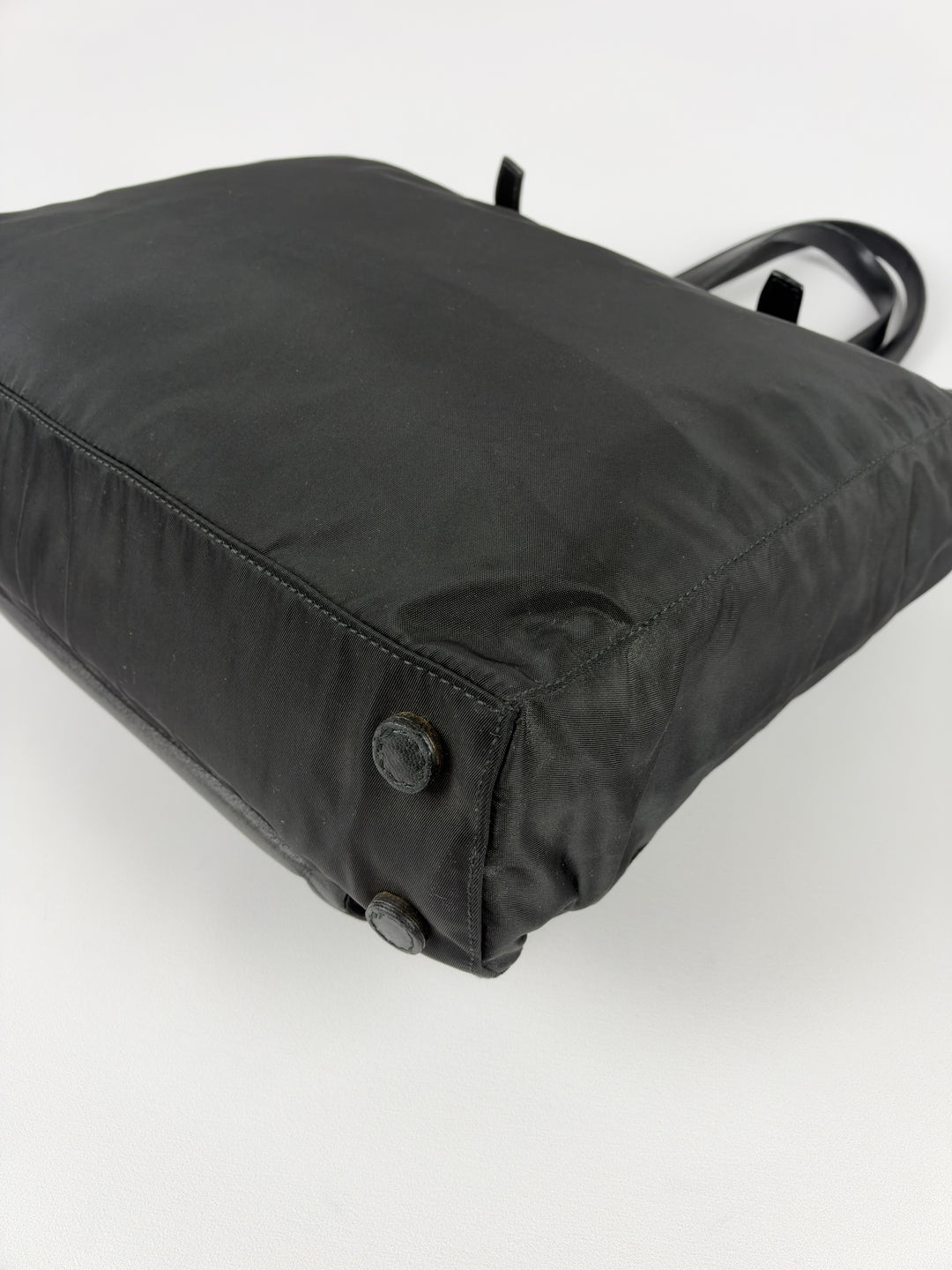 Prada Tessuto Nylon Leather Pocket Shopper Tote Shoulder Bag in Schwarz, Detailansicht 10