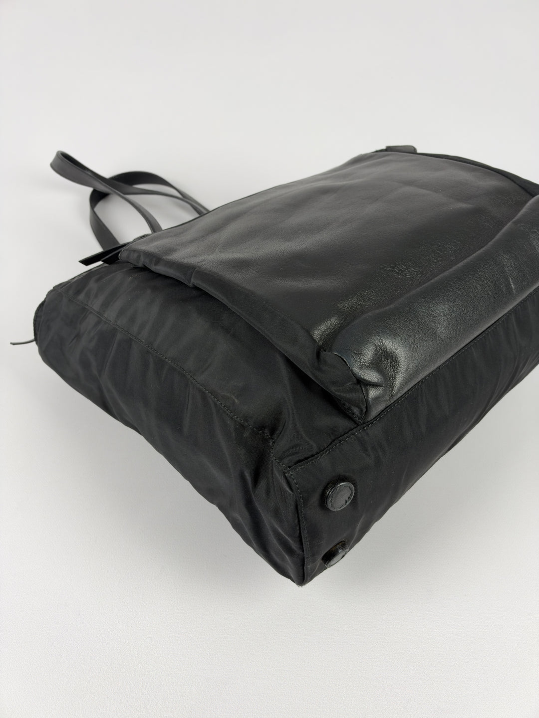Prada Tessuto Nylon Leather Pocket Shopper Tote Shoulder Bag in Schwarz, Detailansicht 11