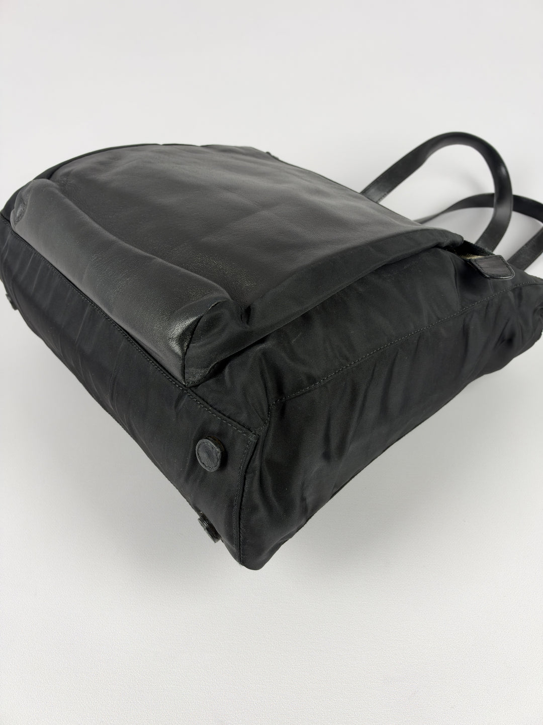 Prada Tessuto Nylon Leather Pocket Shopper Tote Shoulder Bag in Schwarz, Detailansicht 12
