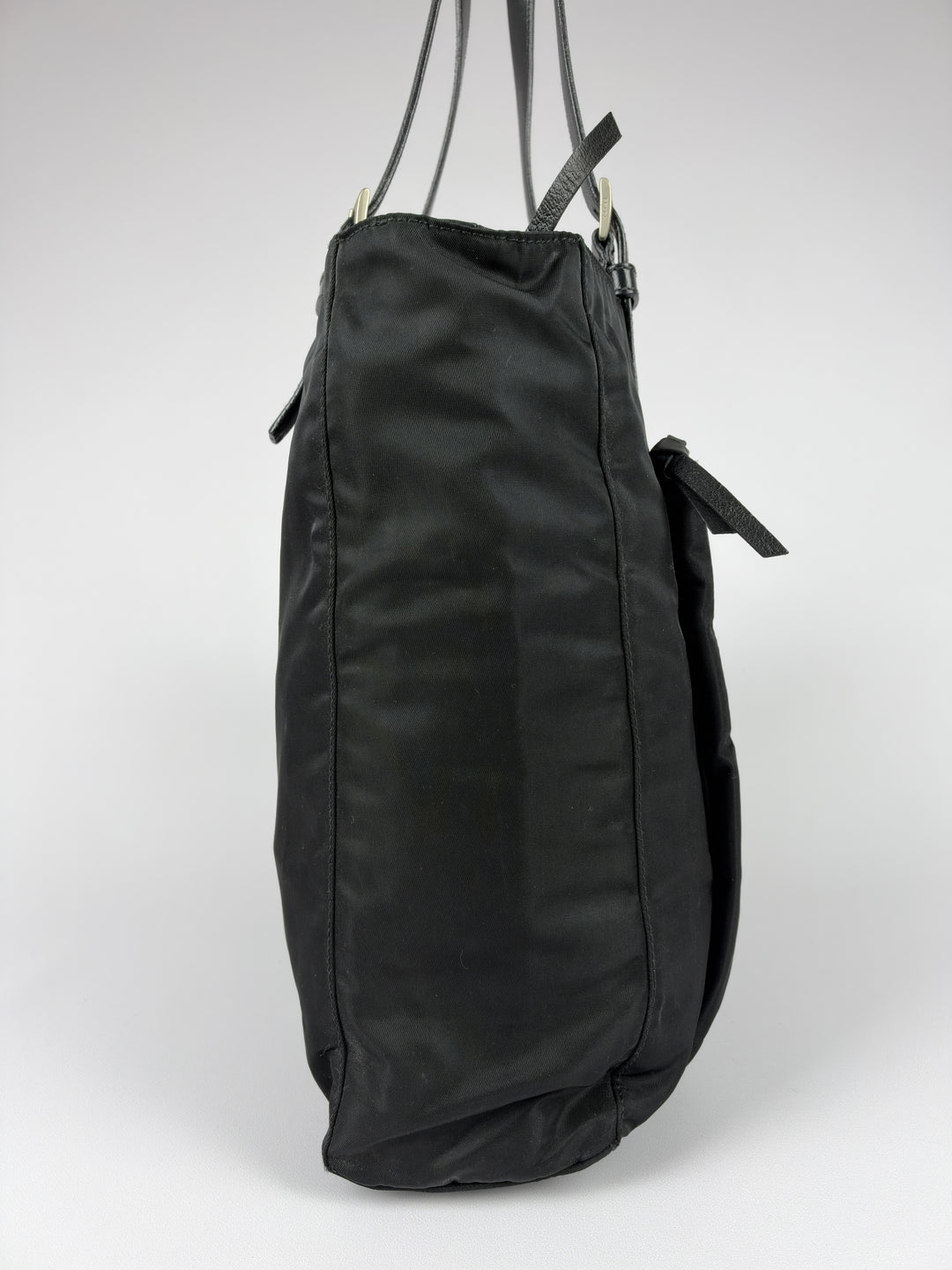 Prada Tessuto Nylon Leather Pocket Shopper Tote Shoulder Bag in Schwarz, Detailansicht 2