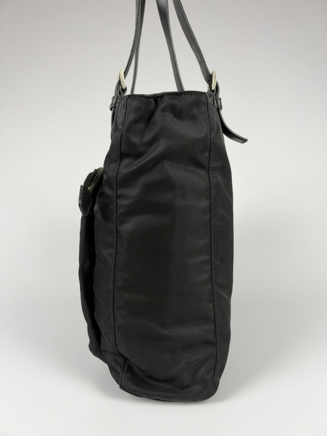 Prada Tessuto Nylon Leather Pocket Shopper Tote Shoulder Bag in Schwarz, Detailansicht 4