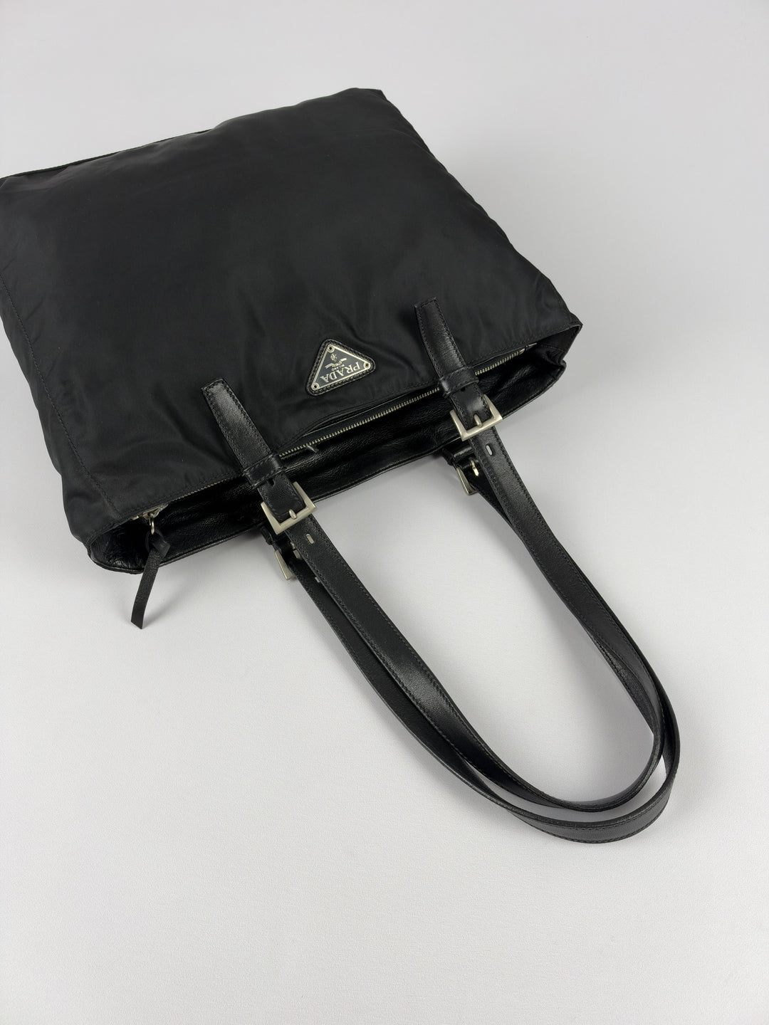 Prada Tessuto Nylon Leather Pocket Shopper Tote Shoulder Bag in Schwarz, Detailansicht 5