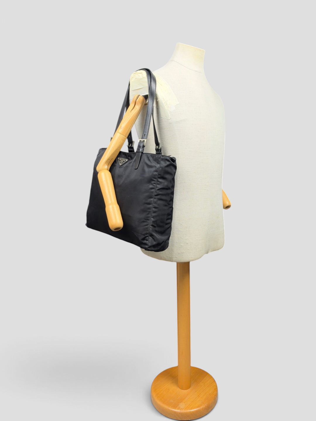 Prada Tessuto Nylon Leather Pocket Shopper Tote Shoulder Bag in Schwarz, getragen an der Schneiderpuppe