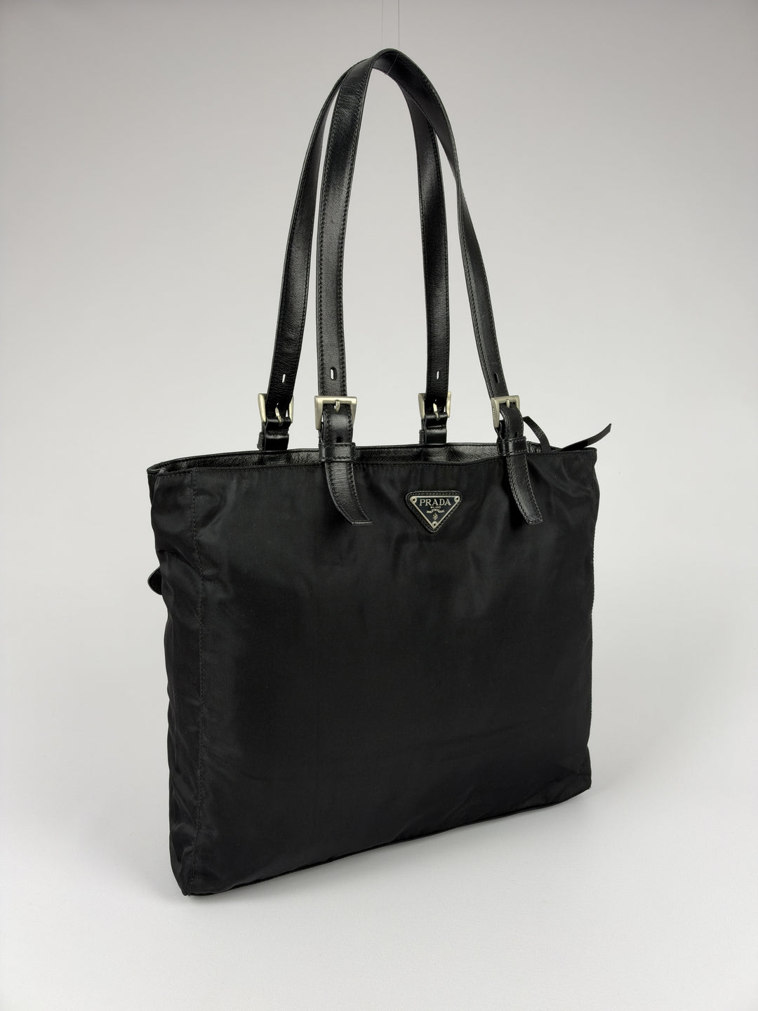 Prada Tessuto Nylon Leather Pocket Shopper Tote Shoulder Bag in Schwarz, Vorderansicht im Originalfoto