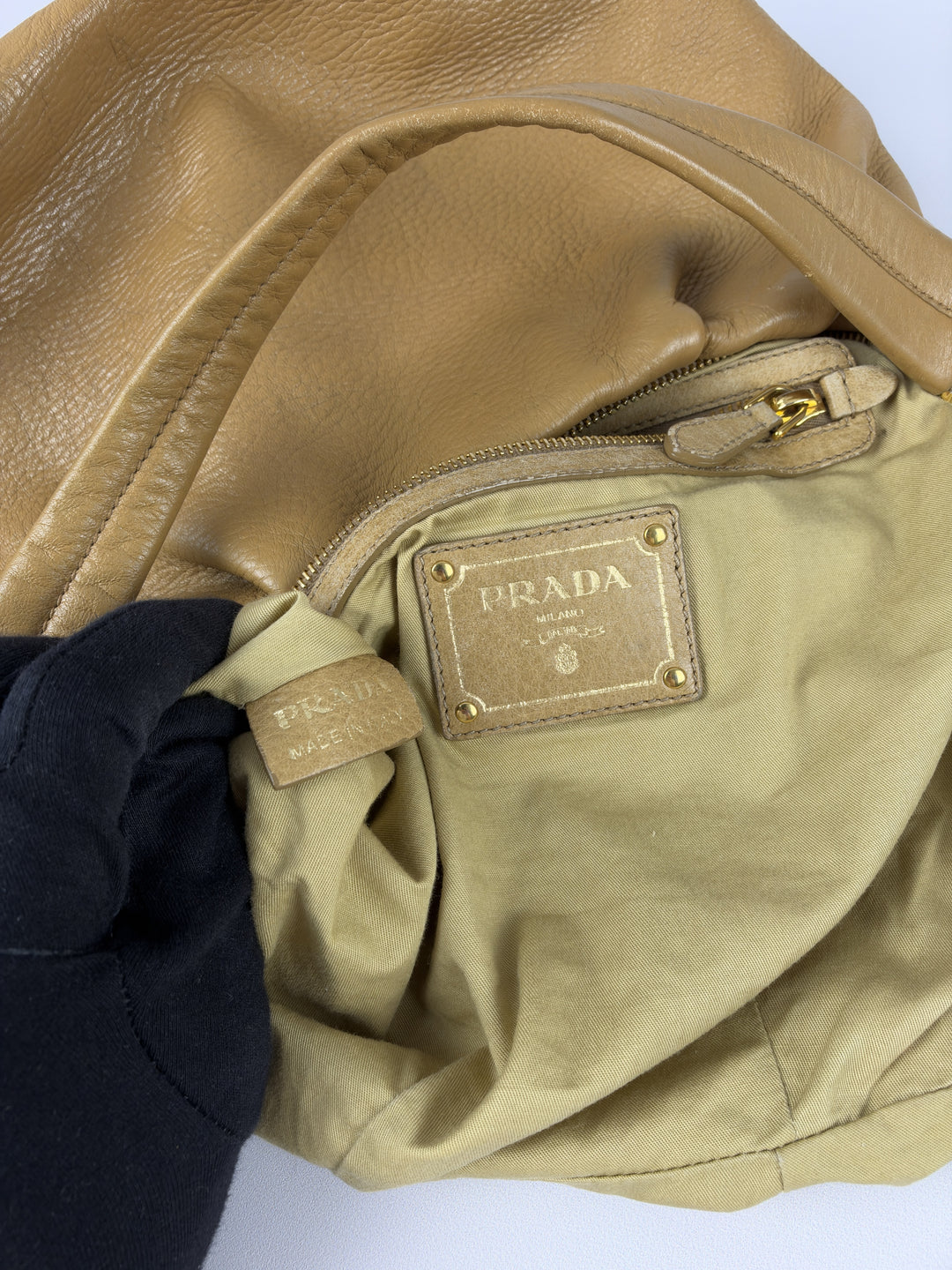 Prada Vitello Daino Leather Ruched Hobo Shoulder Bag in Camel/Cognac, Detailansicht 13
