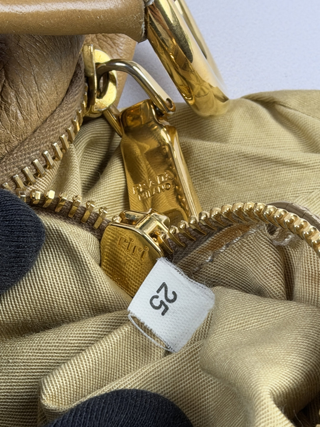Prada Vitello Daino Leather Ruched Hobo Shoulder Bag in Camel/Cognac, Detailansicht 14