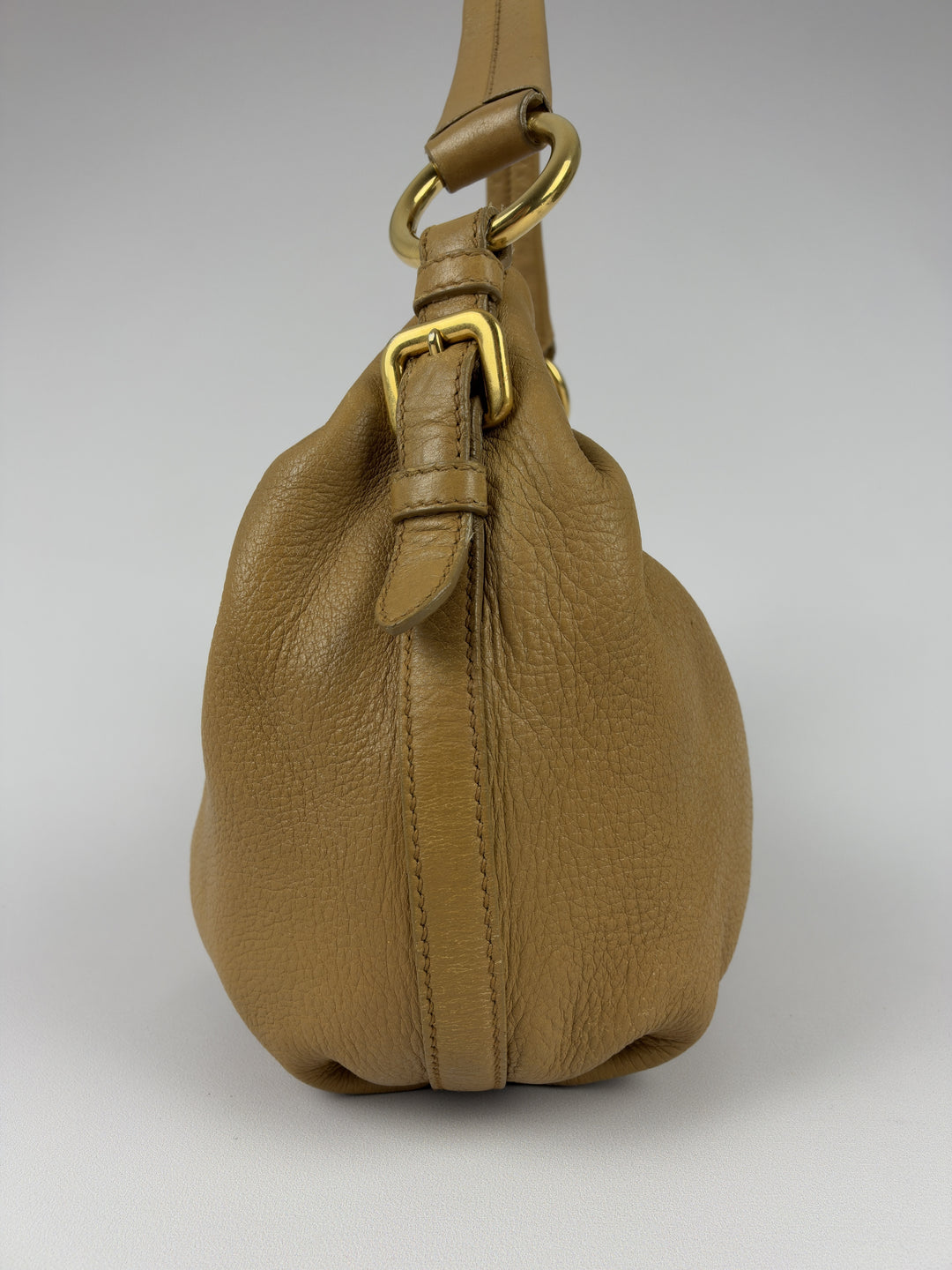 Prada Vitello Daino Leather Ruched Hobo Shoulder Bag in Camel/Cognac, Detailansicht 3