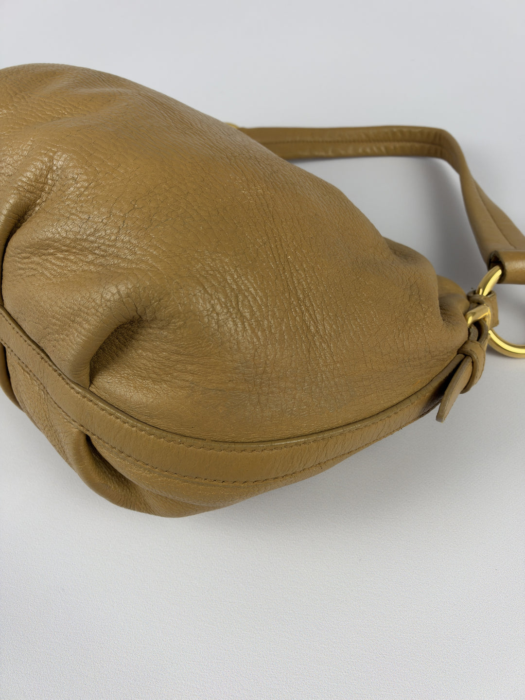 Prada Vitello Daino Leather Ruched Hobo Shoulder Bag in Camel/Cognac, Detailansicht 9