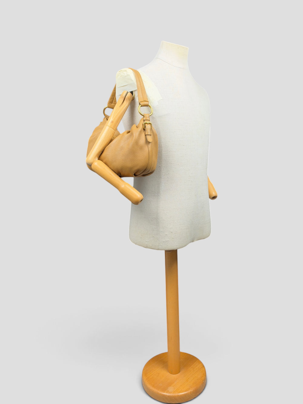 Prada Vitello Daino Leather Ruched Hobo Shoulder Bag in Camel/Cognac, getragen an der Schneiderpuppe