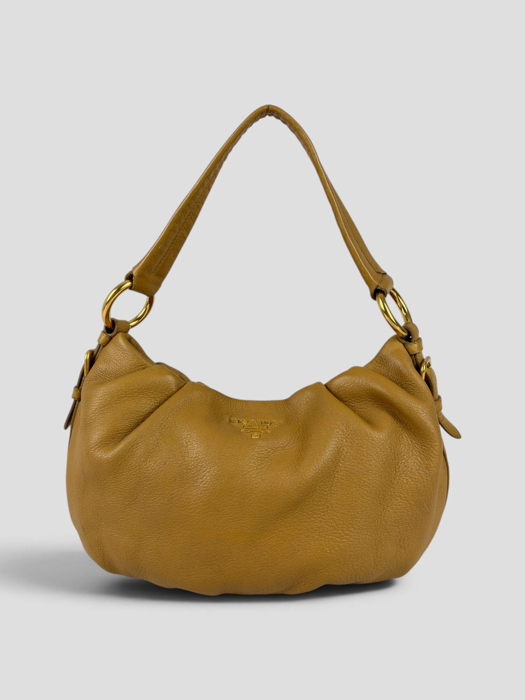 Prada Vitello Daino Leather Ruched Hobo Shoulder Bag aus genarbtem Vitello-Daino-Leder in Camel/Cognac, Vorderansicht