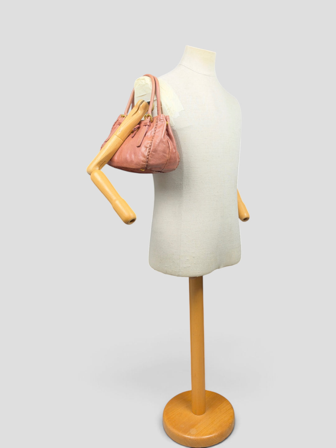 Prada Vitello Shine Leather Bow Tote Shoulder Bag in Rosé/Altrosa, getragen an der Schneiderpuppe