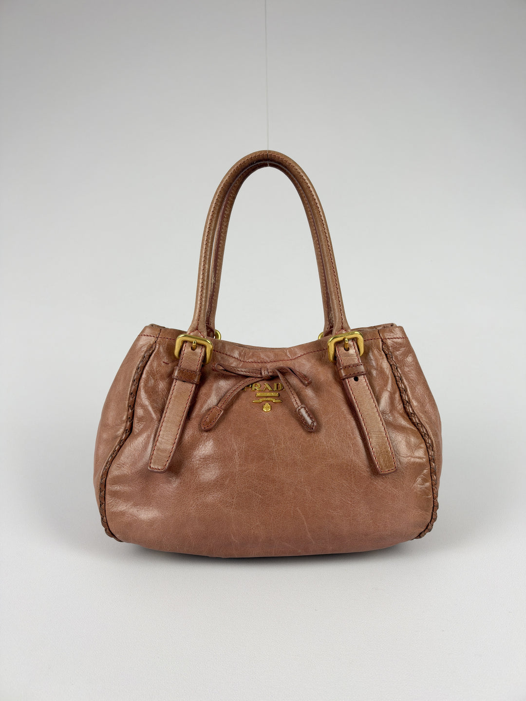 Prada Vitello Shine Leather Bow Tote Shoulder Bag in Rosé/Altrosa, Vorderansicht im Originalfoto