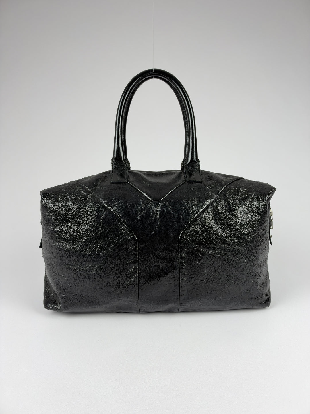 Yves Saint Laurent Easy Y Patent Leather Shoulder Bag in Schwarz, Detailansicht 1