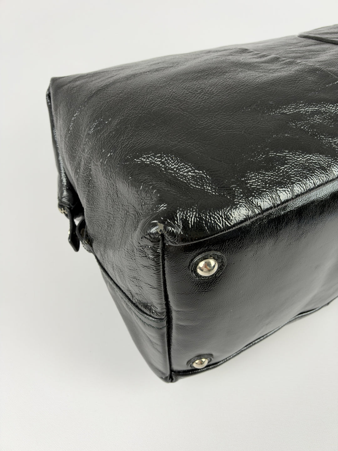 Yves Saint Laurent Easy Y Patent Leather Shoulder Bag in Schwarz, Detailansicht 10