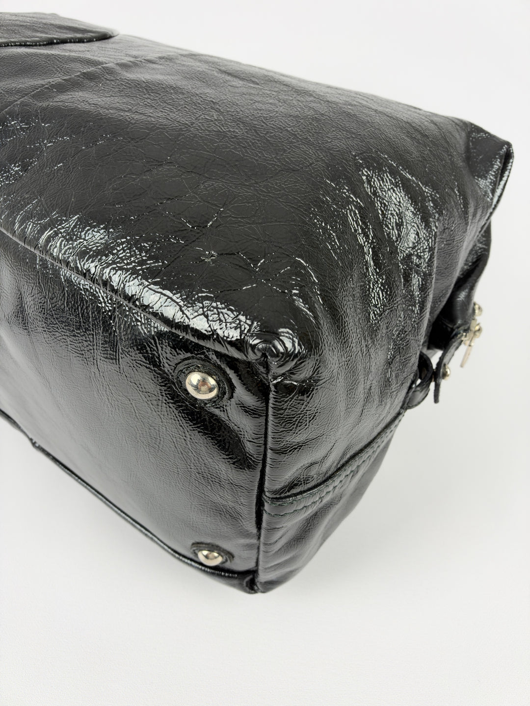 Yves Saint Laurent Easy Y Patent Leather Shoulder Bag in Schwarz, Detailansicht 11
