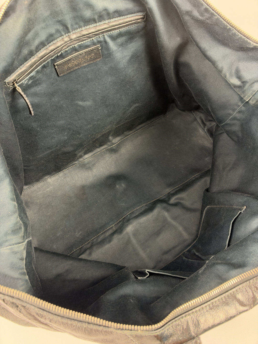 Yves Saint Laurent Easy Y Patent Leather Shoulder Bag in Schwarz, Detailansicht 13