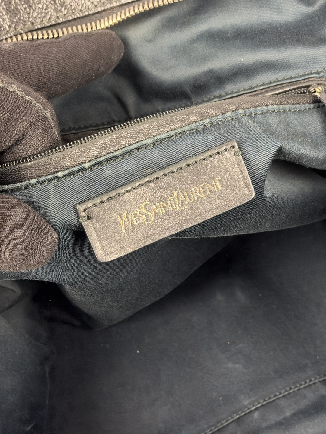 Yves Saint Laurent Easy Y Patent Leather Shoulder Bag in Schwarz, Detailansicht 14