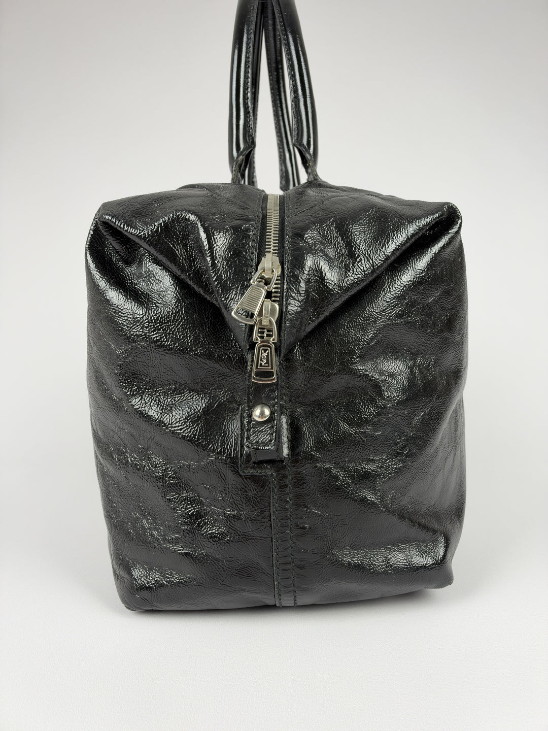 Yves Saint Laurent Easy Y Patent Leather Shoulder Bag in Schwarz, Detailansicht 2