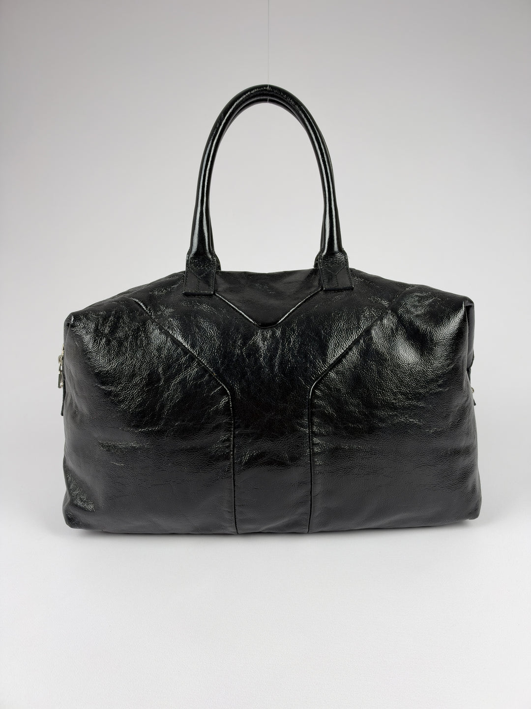 Yves Saint Laurent Easy Y Patent Leather Shoulder Bag in Schwarz, Detailansicht 3