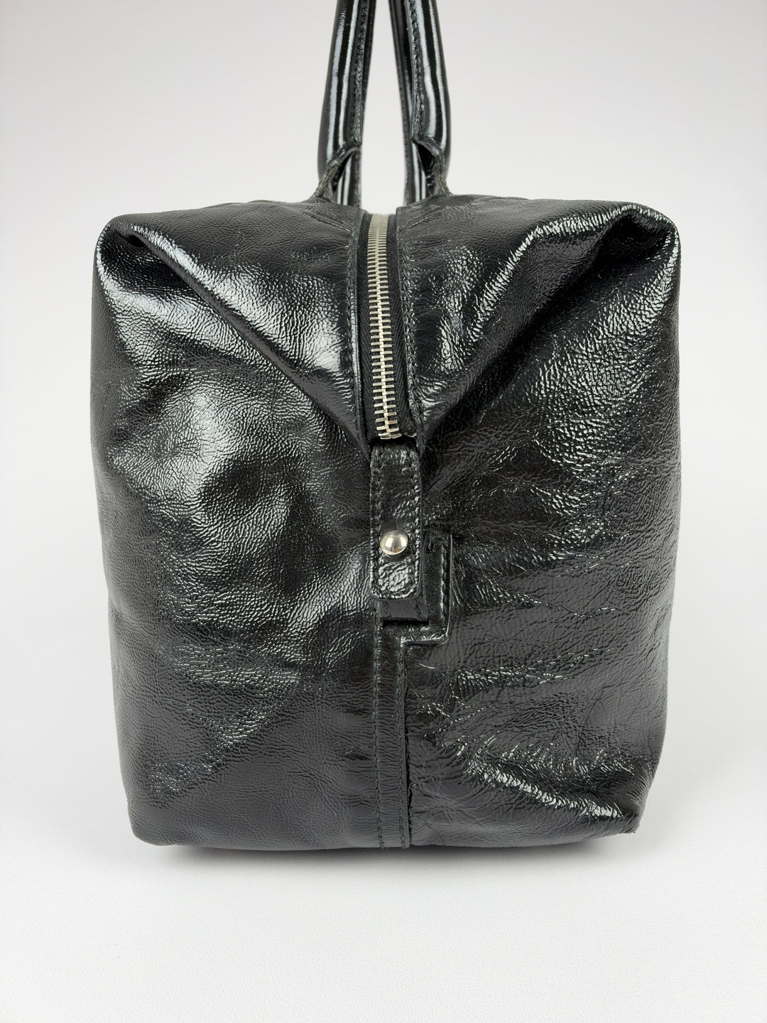 Yves Saint Laurent Easy Y Patent Leather Shoulder Bag in Schwarz, Detailansicht 4