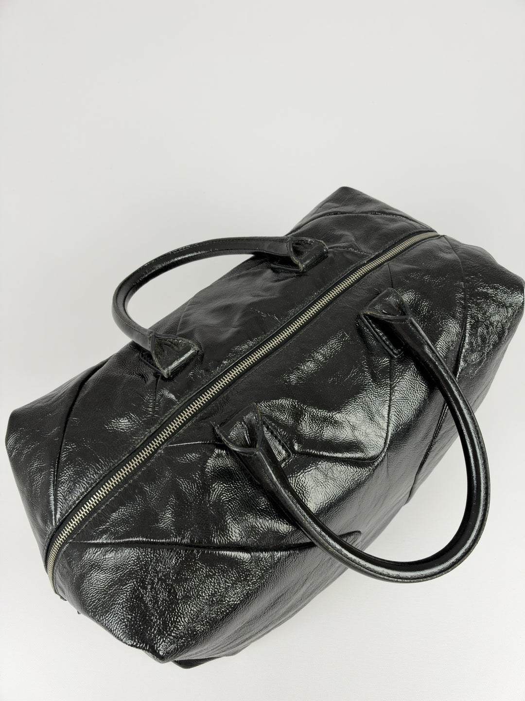 Yves Saint Laurent Easy Y Patent Leather Shoulder Bag in Schwarz, Detailansicht 5