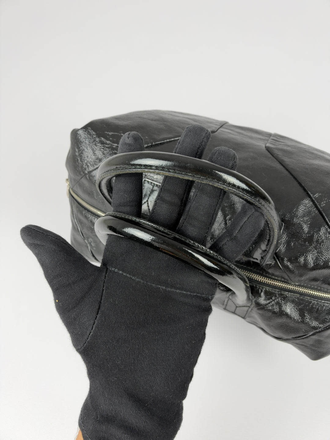 Yves Saint Laurent Easy Y Patent Leather Shoulder Bag in Schwarz, Detailansicht 6