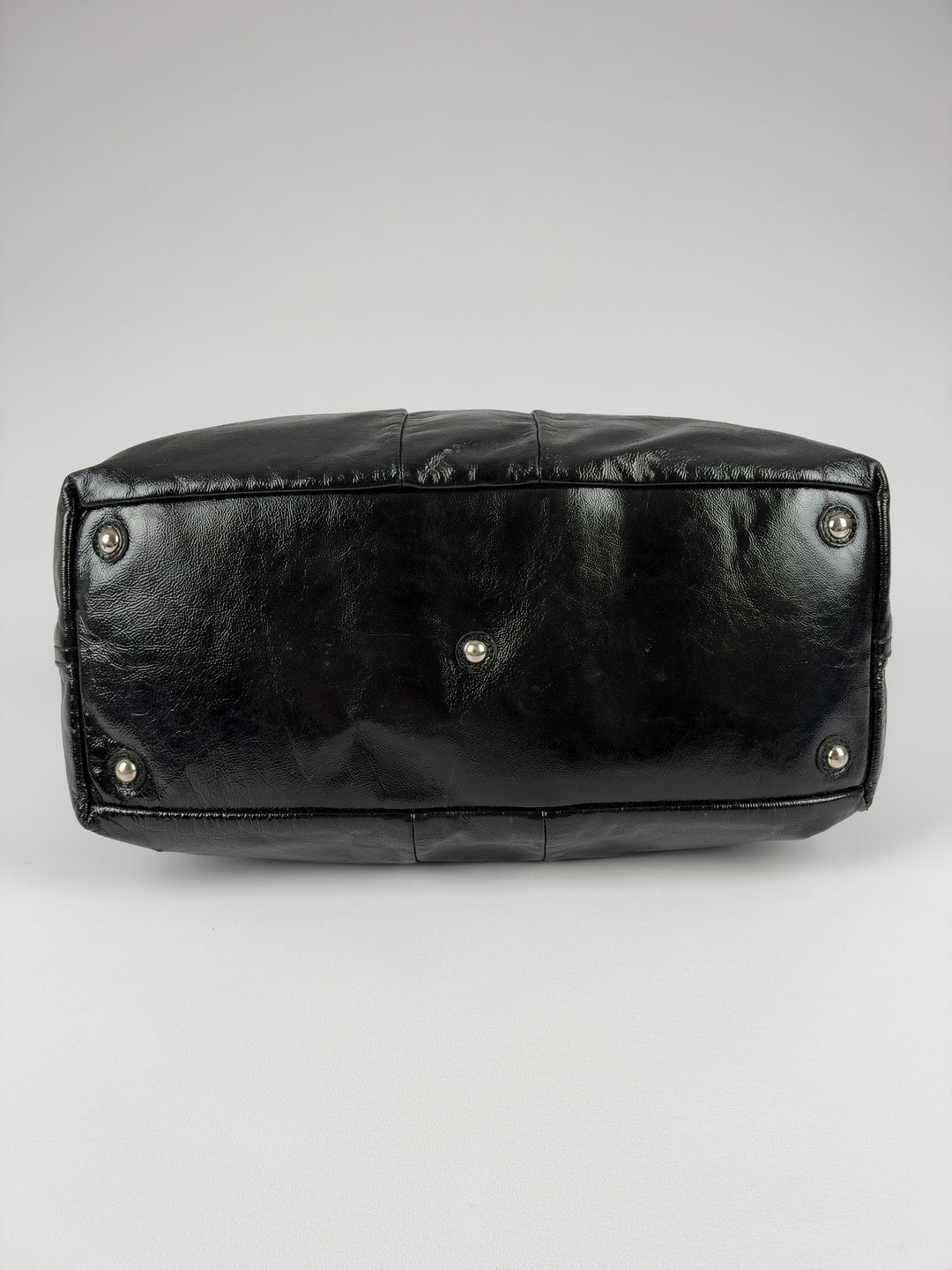 Yves Saint Laurent Easy Y Patent Leather Shoulder Bag in Schwarz, Detailansicht 7