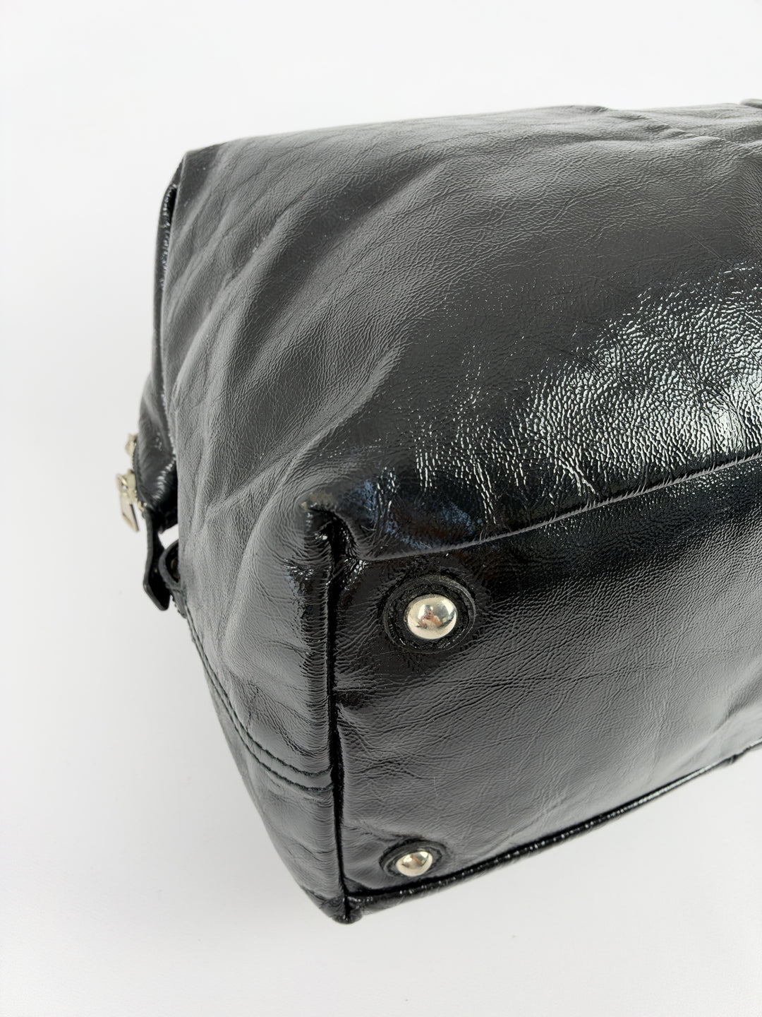 Yves Saint Laurent Easy Y Patent Leather Shoulder Bag in Schwarz, Detailansicht 8