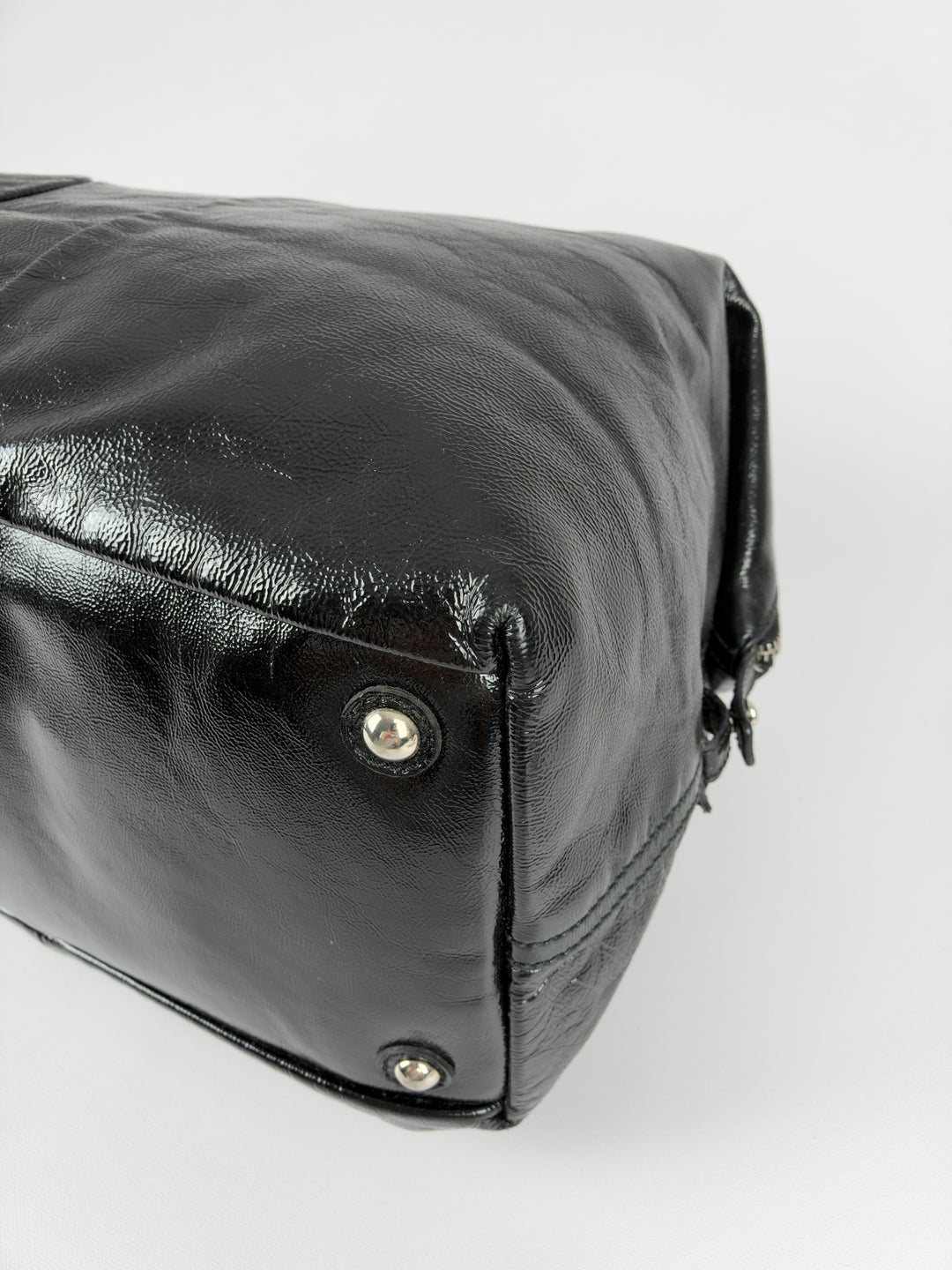 Yves Saint Laurent Easy Y Patent Leather Shoulder Bag in Schwarz, Detailansicht 9