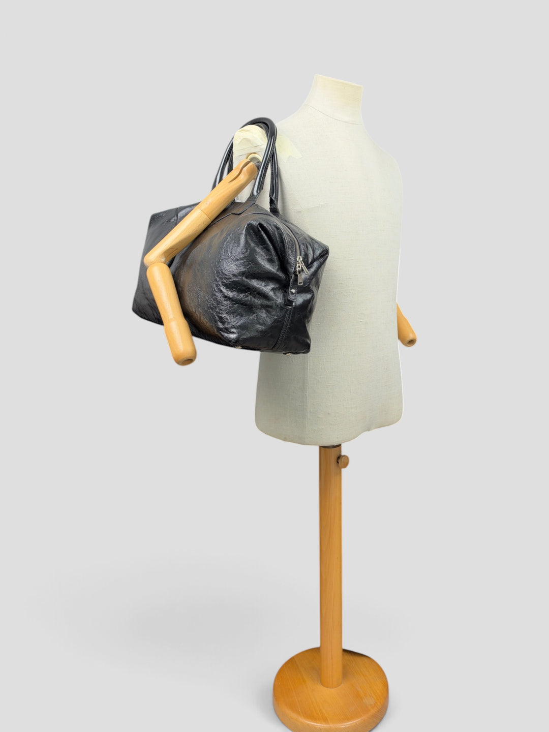 Yves Saint Laurent Easy Y Patent Leather Shoulder Bag in Schwarz, getragen an der Schneiderpuppe