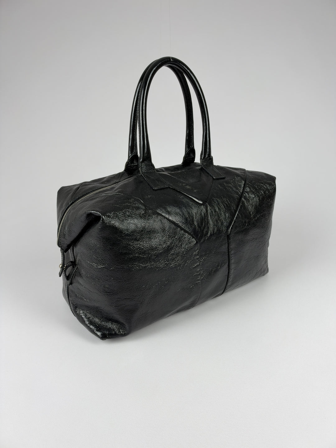 Yves Saint Laurent Easy Y Patent Leather Shoulder Bag in Schwarz, Vorderansicht im Originalfoto