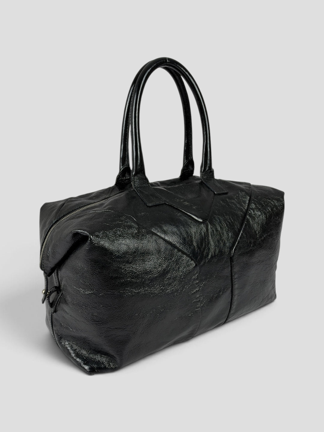 Yves Saint Laurent Easy Y Patent Leather Shoulder Bag aus Lackleder in Schwarz, Vorderansicht